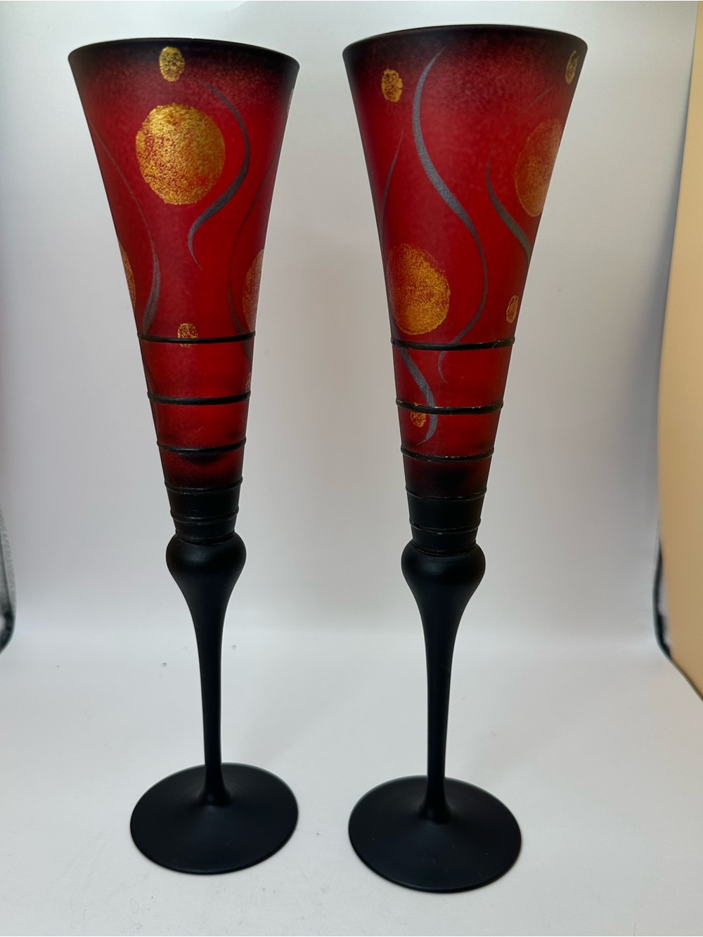 Pair of Studio Miracle champagne flutes hand-decorated by Vlasta Voborníková.